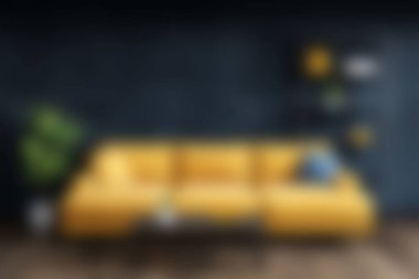 Modern sarı bir kanepe, koyu renkli bir duvar ve dekoratif elementlerin yer aldığı şık bir iç mekânda göze çarpar. Bu davetkar uzay modern tasarım ve sıcak tonlarda sergileniyor, rahat bir yaşam için mükemmel..