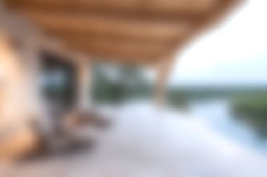 Sakin sulara ve yemyeşil yeşilliklere bakan güzel ahşap bir pavyonun bulunduğu sakin bir açık alan keşfedin. Rahatlamak için mükemmel..