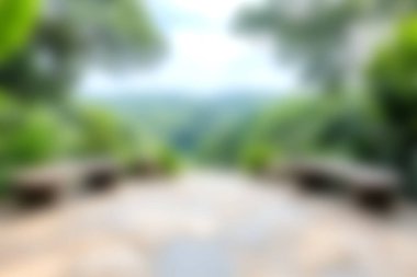 Huzurlu bir doğal yol yemyeşil alandan geçer ve huzurlu bir kaçış sunar. Yumuşak bulanıklık manzara görünümünün sükunetini arttırır, keşif ve rahatlamaya davetiye çıkarır..