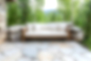 Bereketli yeşilliklerin arasına yerleştirilmiş bu sakin kanepe, doğada rahatlama ve keyif için mükemmel bir alan yaratıyor. Açık havada yaşamak için ideal..