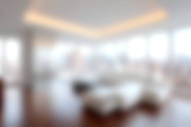 Doğal ışığı davet eden geniş pencereli, şık ve minimalist tasarımı rahatlamak için mükemmel bir tasarım sunan parlak ve havadar modern bir oturma odası..