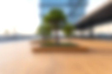 Günbatımında modern mimari, yeşil ağaçlar ve dingin açık hava alanının yer aldığı görsel olarak cazip bir şehir manzarası, doğa severler için mükemmel..