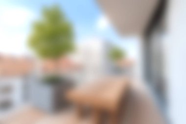 Modern bir balkonda, seramik yeşil bir ağacın eşlik ettiği ahşap bir masa ve ferahlatıcı bir kent inzivası sunuyor. Huzurlu atmosferin tadını çıkar.