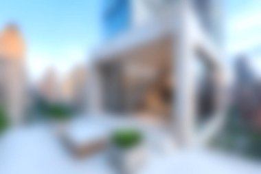 Şık mobilyaların ve yemyeşil yeşilliklerin yer aldığı modern bir balkon, şehrin ufuk çizgisi ve kentsel manzarasının çarpıcı manzarasıyla huzurlu bir nokta sağlıyor..