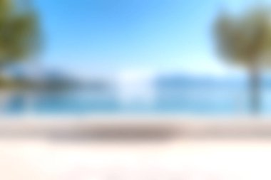 Berrak bir tropikal plaj sahnesi berrak mavi su, yumuşak kum ve bereketli palmiye ağaçlarını güneşli bir gökyüzünün altında sergiliyor, tatil ve rahatlama için ideal..