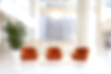 Parlak doğal ışıkla yıkanmış rahat sandalyelerin bulunduğu şık bir oturma odası rahatlama ve toplanma için mükemmel bir ortam yaratıyor..