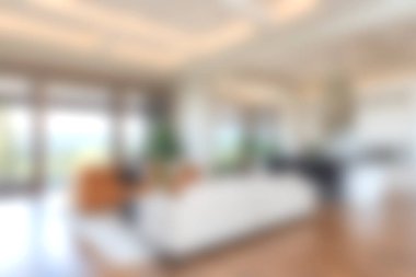 Modern estetik, yumuşak dokular ve bol doğal ışık içeren rahatlama ve toplanma için mükemmel tasarlanmış bir oturma odasını keşfedin..