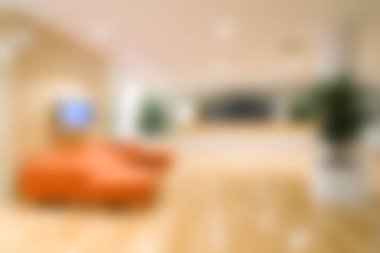 Parlak ve davetkar oturma odası modern iç tasarım ve rahat turuncu mobilyalar. Şık bir dekor ve doğal ışıkla güçlendirilmiş taze bir atmosfer..