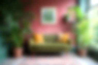 Parlak ve cezbedici bir oturma odası sahnesi. Renkli yastıklı yeşil bir kanepe. Büyüleyici pembe bir duvara karşı gelişen iç mekan bitkileriyle çevrili..