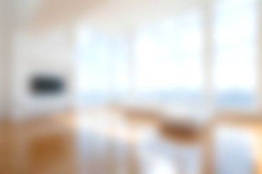 Geniş bir oturma odası. Geniş pencereleri var. Doğal ışık altında yıkanan geniş pencereler. Davetkar ve modern bir tasarım rahat bir atmosfer yaratır..