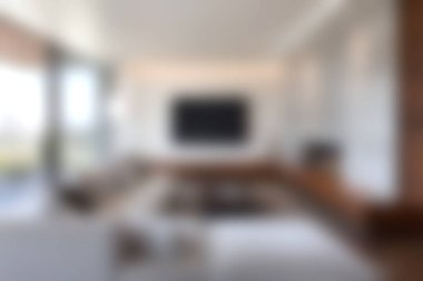 Modern mobilyaların ve minimalist tasarımın bulunduğu sofistike bir oturma odası. Mekan aydınlık ve davetkar, rahatlama ve huzur için mükemmel..