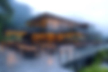 Sis dolu sakin bir dağ restoranı sergileniyor. Sıcak ışıklar ve davetkar mimari, doğada rahat bir yemek deneyimi için mükemmel..