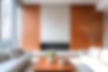 Doğal ışık, konforlu mobilyalar ve zarif dekorlarla aydınlatılmış, rahatlama ve çağdaş yaşam için mükemmel bir modern oturma odası keşfedin..