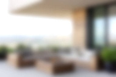 Bu görüntü, güzel manzarayla çevrili şık mobilyaların yer aldığı modern bir açık hava salonu alanı yakalıyor. Rahatlamak ve rahatlamak için mükemmel..