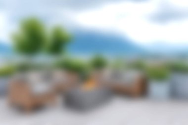 Bu resim, yemyeşil ve sakin bir dağ manzarası arasında zarif mobilyaların bulunduğu rahat bir açık hava oturma alanını gösteriyor. Rahatlamak için mükemmel..