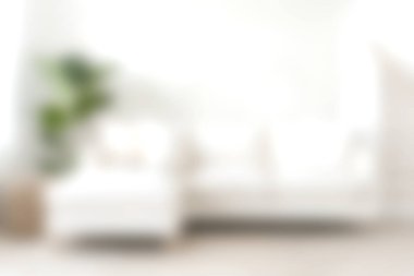 Bu parlak oturma odasında yumuşak, nötr bir zemine kurulmuş beyaz bir kanepe var. Sıcak ve davetkar bir ortam yaratıyor. Modern iç mekanlar için ideal.