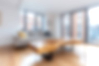 Modern mobilyaların ve doğal ışığın bulunduğu parlak ve ferah oturma odası, rahatlama ve eğlence için rahat ve şık bir atmosfer yaratıyor..