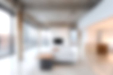 Bu resim, geniş pencereli ve nötr renk paletli modern bir minimalist oturma odasını sergiliyor, dinginlik ve sosyalleşme için ideal bir ortam yaratıyor..