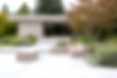 Modern tasarım elementleri ve doğal yeşilliğin yer aldığı çağdaş bir bahçe ortamı, rahatlama ve rahatlama için sakin bir açık hava ortamı sağlıyor..