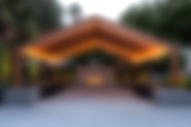 Sakin bir atmosferde toplanma, rahatlama veya özel etkinlikler için mükemmel, sıcak ışık ve doğal elementlerin yer aldığı sakin bir açık hava köşkü..