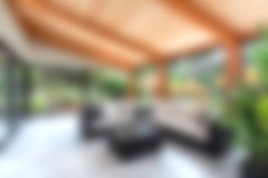 Modern mobilyaların, sıcak ahşap kirişlerin ve yemyeşil yeşilliğin yer aldığı parlak ve rahat bir salon. Rahatlama ve estetik cazibe için mükemmel..