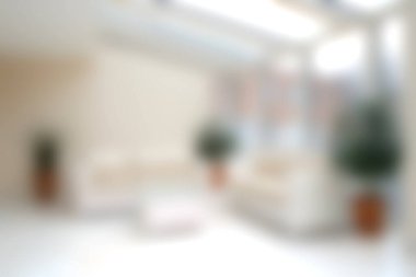 Bolca doğal ışık, yumuşak renkler ve bitkilerin bulunduğu güzel tasarlanmış bir oturma odası. Bu davet mekanı rahatlamayı ve modern estetiği teşvik ediyor..