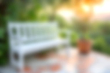 Bereketli yeşilliğin ortasında beyaz bir bankın olduğu büyüleyici bir açık hava sahnesi, yumuşak sabah ışığı ile aydınlatılmış, dingin bir ortamda rahatlamaya ve yansımaya davetiye çıkarıyor..