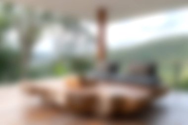 Eşsiz bir ahşap masa ve çarpıcı bir açık hava manzaralı rahat bir yaşam alanı deneyin. Bu davetkar ortamda rahatlığı ve modern dekorasyonu kucaklayın..