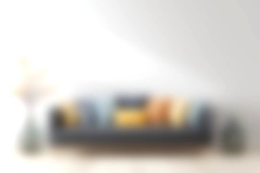 Renkli yastıklarla süslenmiş rahat bir kanepenin bulunduğu çağdaş bir oturma odası, rahatlama ve şık yaşam için mükemmel sıcak ve davetkar bir atmosfer yaratıyor..