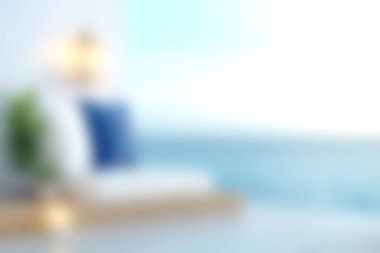 Yumuşak ışıklandırma ve okyanus manzaralı bir sahil lobisinin sakinliğini hissedin. Sakin bir ortamda rahatlamak ve gevşemek için mükemmel..