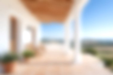 Bulanık bir arka planı olan, rahatlamak ve manzaranın tadını çıkarmak için mükemmel olan rahat bir açık alan. Rahatlık ve sükunet için ideal ortam.