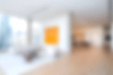 Soyut sanat ve bol doğal ışık içeren parlak ve modern bir oturma odası manzarası. Bu şık apartman rahat ve davetkar bir atmosfer sunuyor..