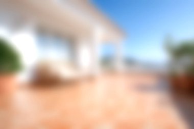 Terracotta döşemeleri, yemyeşil ve parlak güneş ışığına sahip huzurlu ve davetkar bir atmosfer yaratan sakin bir sahil evi..