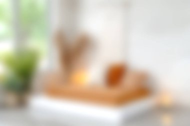 Doğal dekor elementleriyle çevrili rahat bir kanepenin bulunduğu sakin, minimalist bir oturma odası keşfedin. Rahatlamak ve şık yaşamak için mükemmel, sıcaklığı ve sadeliği kucaklamak için..