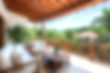 Bu görüntü rahat mobilyaların ve canlı yeşilliğin bulunduğu rahat bir açık hava yaşam alanı yakalar. Huzurlu bir rahatlama ya da eğlence için mükemmeldir..