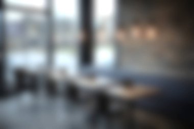 Geniş pencereli, modern dekorlu rahat bir modern kafe ve yemek, rahatlama ve sosyal toplantılar için hoş bir atmosfer..