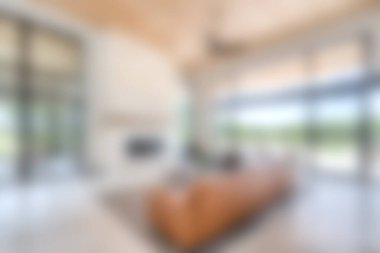 Bu modern oturma odasında parlak güneş ışığı büyük cam pencerelerden süzülüyor, şık mobilyalarla rahat ve davetkar bir yer yaratıyor. Rahatlama ve toplanma için mükemmel..