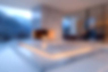 Bu modern oturma odası zarafetle konforu harmanlıyor, geniş pencerelerden manzaralı bir manzara sunuyor. Rahatlamak için mükemmel bir alan.