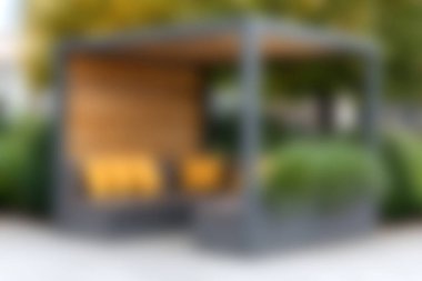 Bu resim, rahatlamak için tasarlanmış, şık mobilyalarla donatılmış, yemyeşil, rahatlık ve sükunet için mükemmel bir açık hava oturma alanı sergiliyor..