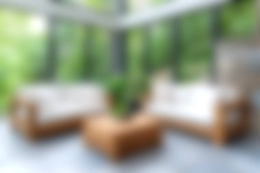 Modern mobilyaların ve bol yeşilliğin yer aldığı davetkar bir oturma odası rahatlama ve sosyal toplantılar için mükemmel bir ortam yaratıyor..