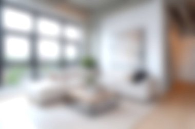 Rahat mobilyaların, geniş pencerelerin ve davetkar bir atmosferin olduğu modern bir oturma odası keşfedin. Bu parlak iç mekanda şık tasarım elementleri ve doğal ışık sergileniyor..