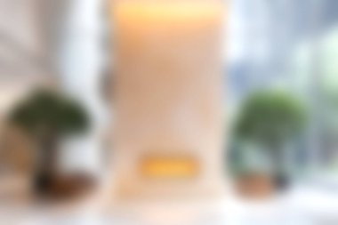 Modern tasarımın özünü yakalayan bu resim, yeşil ve minimalist dekorların yer aldığı zarif bir iç mekan sergiliyor. Huzurlu bir ayar rahatlamayı davet eder.