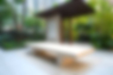 Şehir ortamında verimli yeşilliklerle çevrili şık bir gölgeliğin bulunduğu sakin bir açık hava rahatlama alanı keşfedin, eğlence ve gençleşme için idealdir..