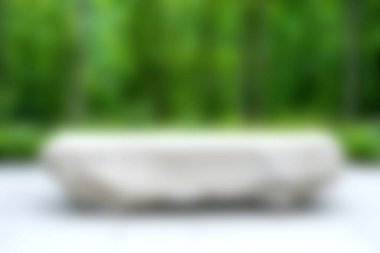 Pahalı bir bahçede şık bir mermer masa seti. Yeşillik dingin bir zemin sunuyor, rahatlama ve toplanma için mükemmel..