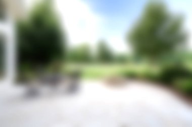 Bereketli yeşilliklerle çevrili, rahat mobilyaların bulunduğu ve doğanın kalbinde rahatlamak ve dinlenmek için mükemmel aktiviteler yapan parlak ve sakin bir avlu..