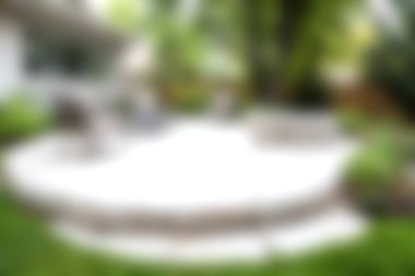 Yeşilliklerle çevrili, yemyeşil bir bahçeye kurulmuş güzel bir bahçe seti dinlenmek ve keyif almak için sakin bir atmosfer yaratıyor. Yaz toplantıları için mükemmel..