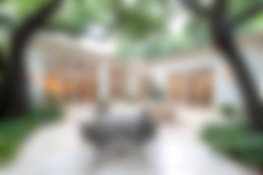 Yeşillik ve güneş ışığıyla çevrili güzel bir açık alan. Rahatlamak ve doğanın huzurunun tadını çıkarmak için mükemmel..