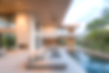 Modern lüks bir evin sakin bir görüntüsü. Açık alan tasarımı, zarif mobilyalar ve güzel doğal ışık yayılıyor..