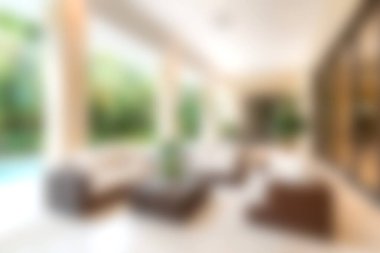 Huzurlu bir iç mekan keşfedin. Konforu zarafetle harmanlayan, doğal ışık ve yemyeşil renklerle vurgulanan sakin bir havuz bölgesi..