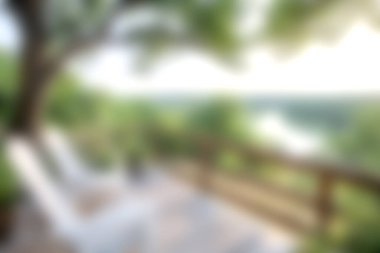 Rahat koltukları olan, rahatlamak ve doğanın güzelliklerine dalmak için mükemmel, huzurlu bir açık alanın tadını çıkarın. Tatil için ideal..